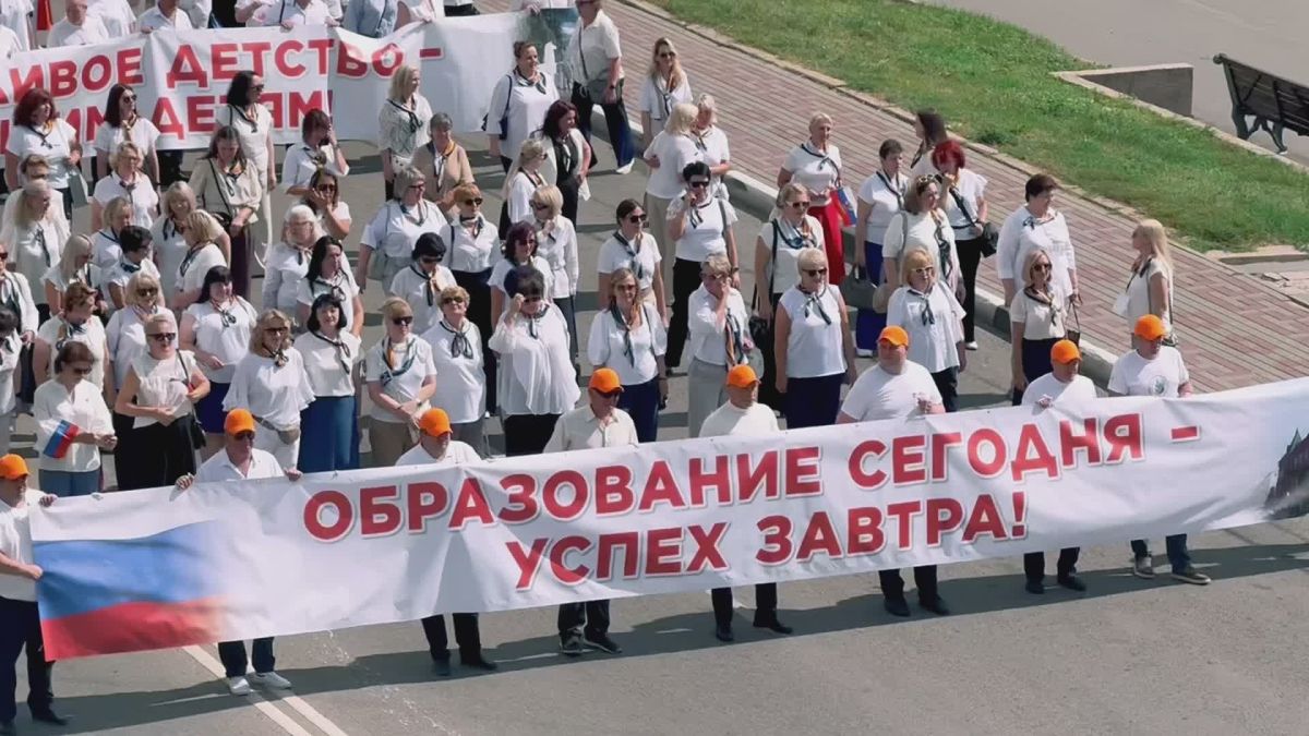 Сегодня на площади Ленина вновь состоялся Парад предприятий