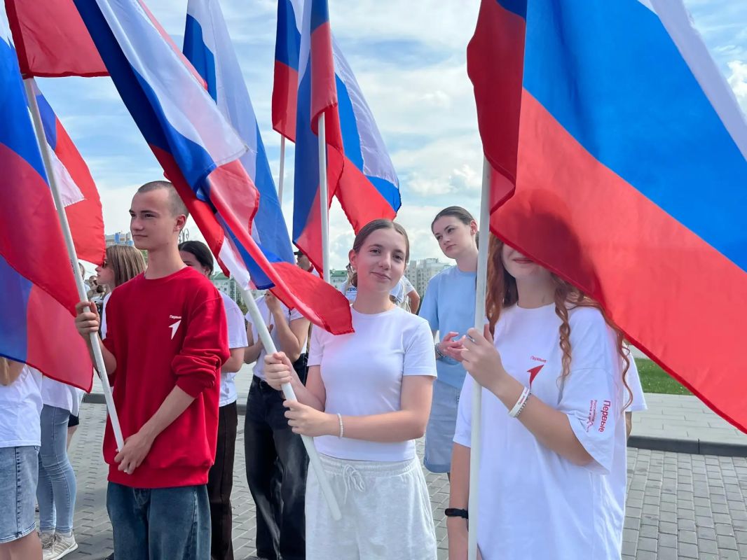 В Орле торжественно подняли самый большой флаг России в регионе В Орле торжественно подняли самый большой флаг России в регионе