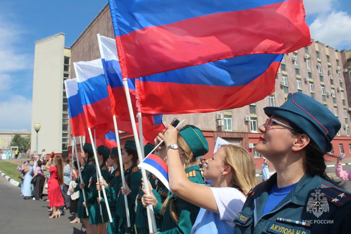 Сотрудники МЧС России почтили память освободителей города Орла Сотрудники МЧС России почтили память освободителей города Орла