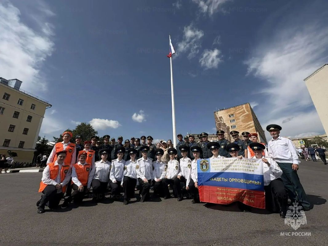 Сотрудники МЧС России почтили память освободителей города Орла Сотрудники МЧС России почтили память освободителей города Орла
