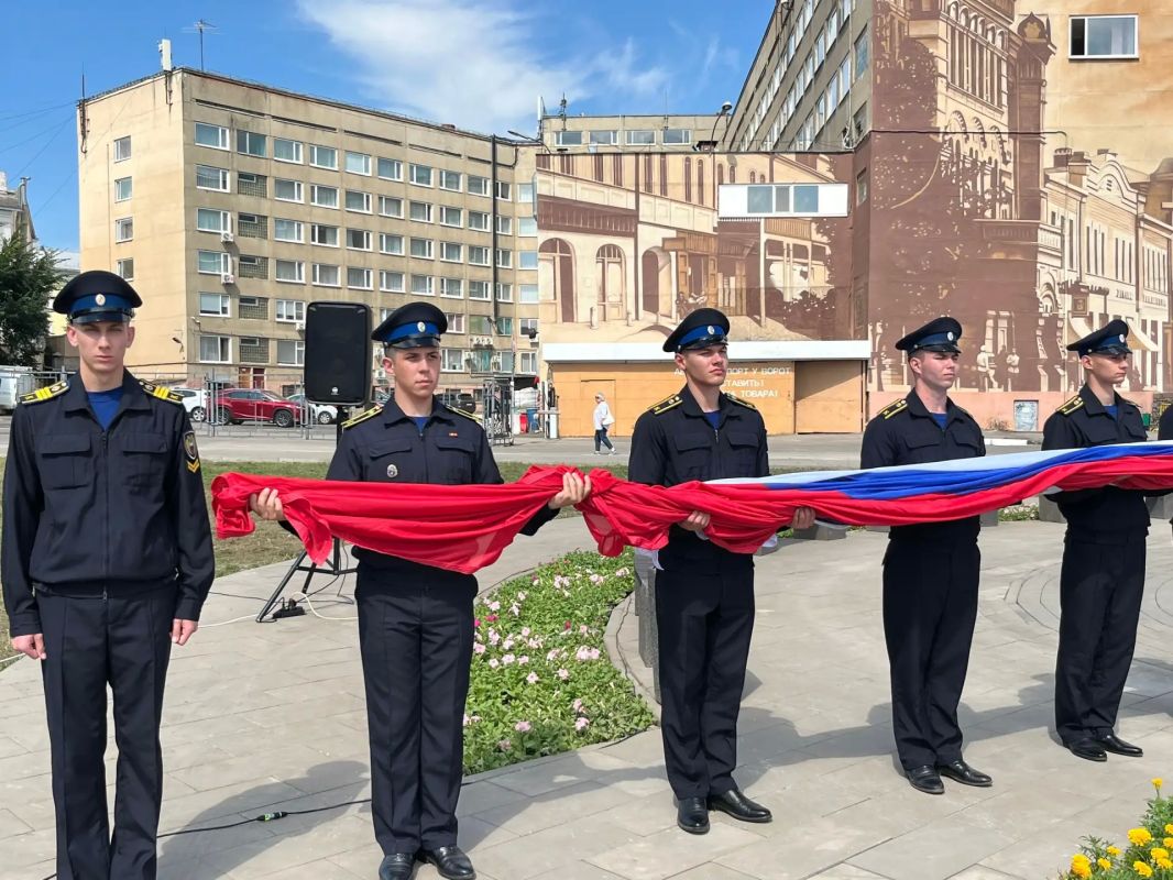 В Орле торжественно подняли самый большой флаг России в регионе В Орле торжественно подняли самый большой флаг России в регионе