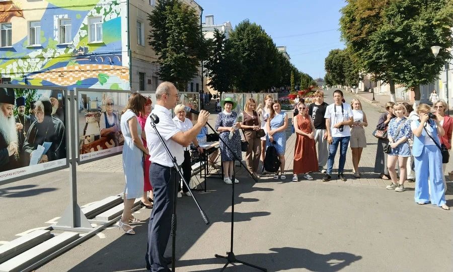 На Александровском мосту в Орле ко Дню города появилась выставка «Город — это люди» На Александровском мосту в Орле ко Дню города появилась выставка «Город — это люди»