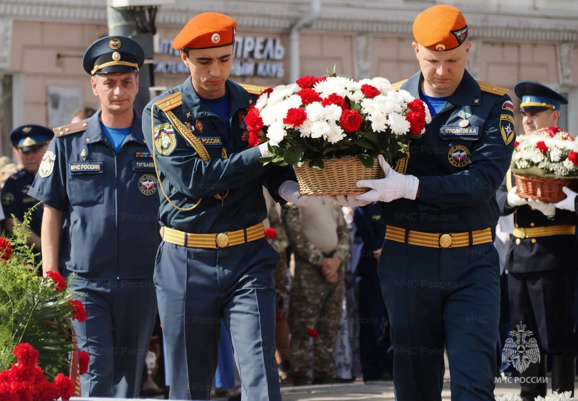 Сотрудники МЧС России почтили память освободителей города Орла Сотрудники МЧС России почтили память освободителей города Орла