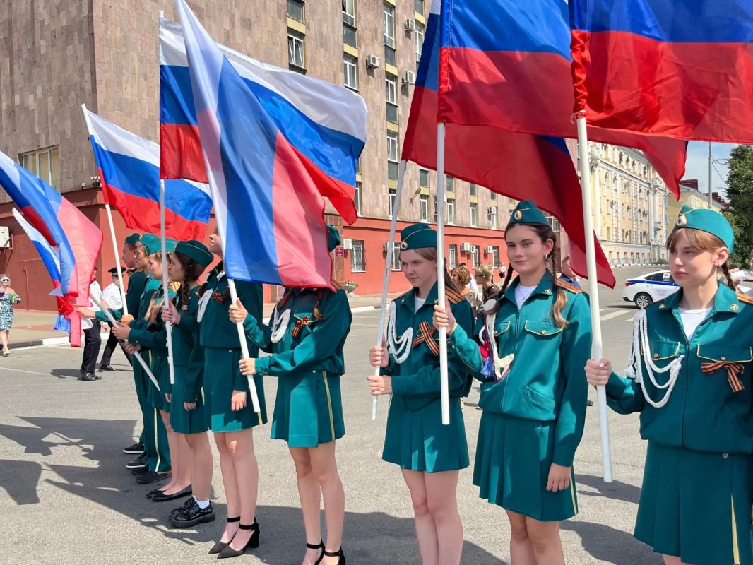 В Орле торжественно подняли самый большой флаг России в регионе В Орле торжественно подняли самый большой флаг России в регионе