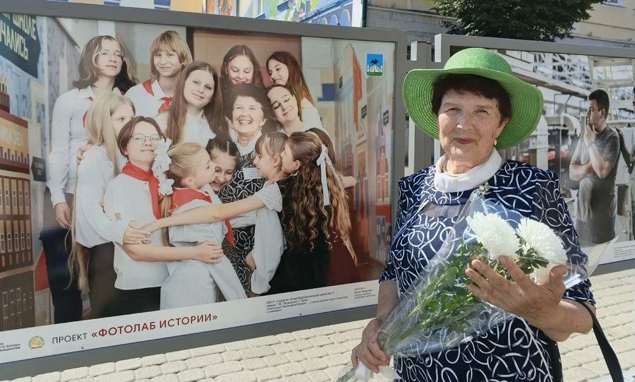На Александровском мосту в Орле ко Дню города появилась выставка «Город — это люди»