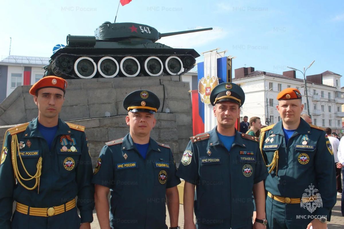 Сотрудники МЧС России почтили память освободителей города Орла Сотрудники МЧС России почтили память освободителей города Орла