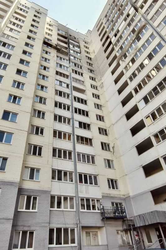 В доме на Раздольной продолжаются восстановительные работы после атаки БПЛА В доме на Раздольной продолжаются восстановительные работы после атаки БПЛА