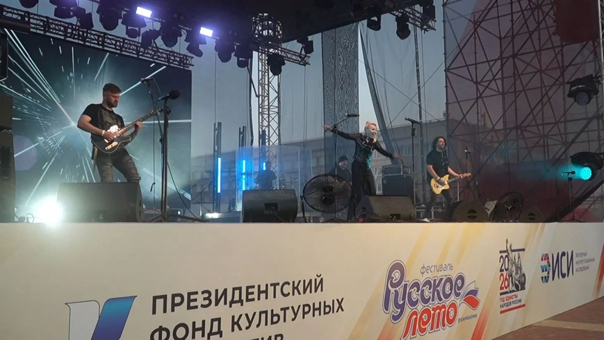 Площадь Ленина в Орле собрала почти 10 тысяч человек на праздничном концерте Площадь Ленина в Орле собрала почти 10 тысяч человек на праздничном концерте