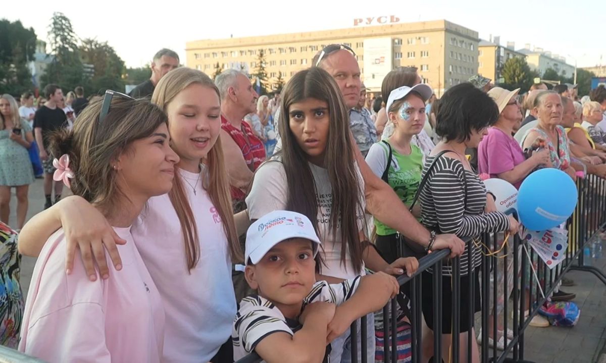 Площадь Ленина в Орле собрала почти 10 тысяч человек на праздничном концерте Площадь Ленина в Орле собрала почти 10 тысяч человек на праздничном концерте