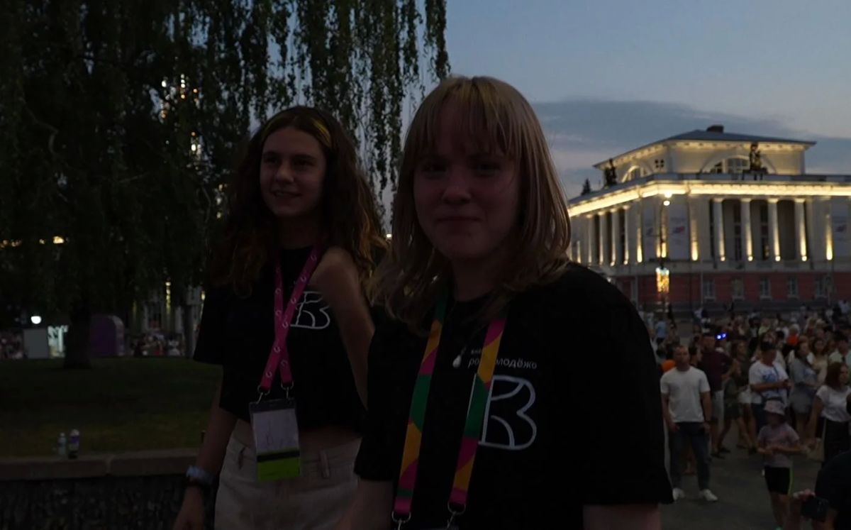 Площадь Ленина в Орле собрала почти 10 тысяч человек на праздничном концерте Площадь Ленина в Орле собрала почти 10 тысяч человек на праздничном концерте