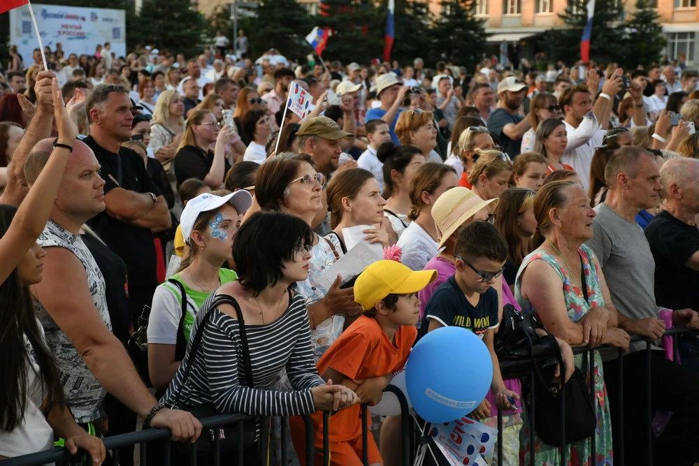 Праздничный концерт собрал на площади Орла почти 10 тысяч человек Праздничный концерт собрал на площади Орла почти 10 тысяч человек
