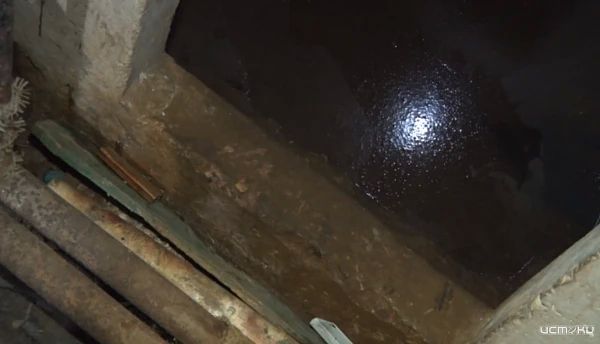 Текущие трубы в подвале и загадочная постройка во дворе