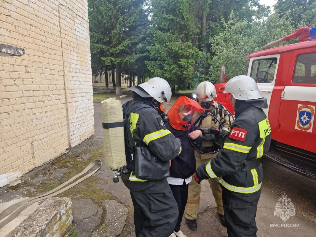 Пожарные тренировались тушить возгорание в районной больнице Пожарные тренировались тушить возгорание в районной больнице