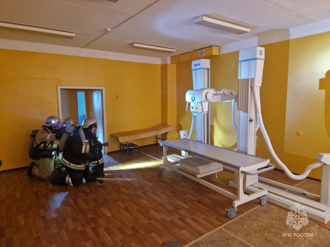 Пожарные тренировались тушить возгорание в районной больнице Пожарные тренировались тушить возгорание в районной больнице