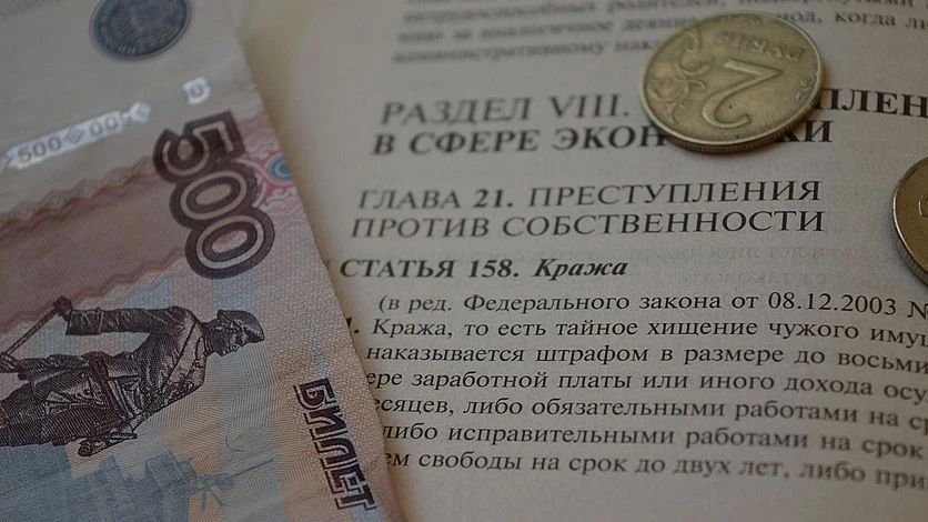 В Орле гости украли деньги с банковского счета женщины, пока она спала