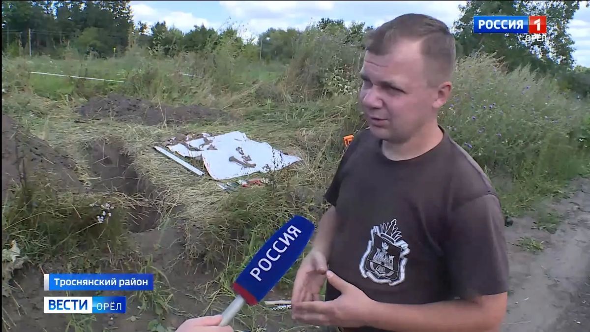 Член Общественной палаты Орловской области, руководитель Межрегионального поискового объединения «Костер» Николай Красиков вместе с единомышленниками и следователями-криминалистами принимает участие в раскопках на месте... Член Общественной палаты Орловской области, руководитель Межрегионального поискового объединения «Костер» Николай Красиков вместе с единомышленниками и следователями-криминалистами принимает участие в раскопках на месте...