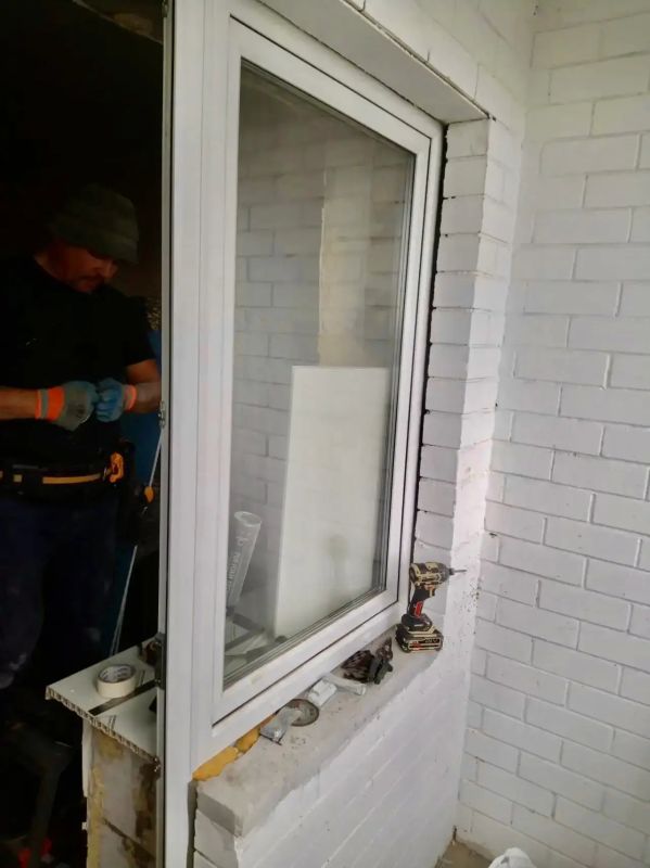 В доме на Раздольной восстановили окна и балконы в 131 квартире В доме на Раздольной восстановили окна и балконы в 131 квартире