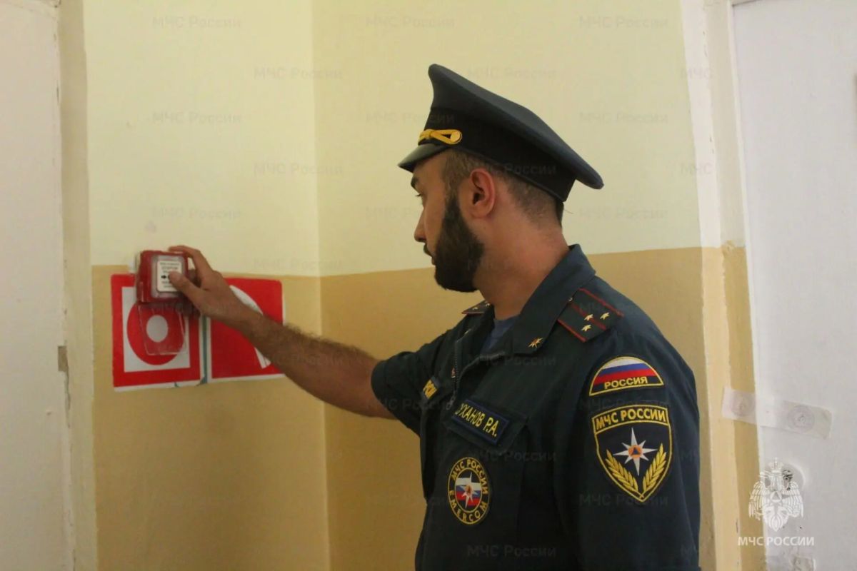 Перед началом нового учебного года инспекторы Государственного пожарного надзора посещают школы региона Перед началом нового учебного года инспекторы Государственного пожарного надзора посещают школы региона