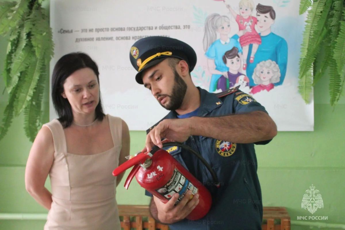 Перед началом нового учебного года инспекторы Государственного пожарного надзора посещают школы региона Перед началом нового учебного года инспекторы Государственного пожарного надзора посещают школы региона