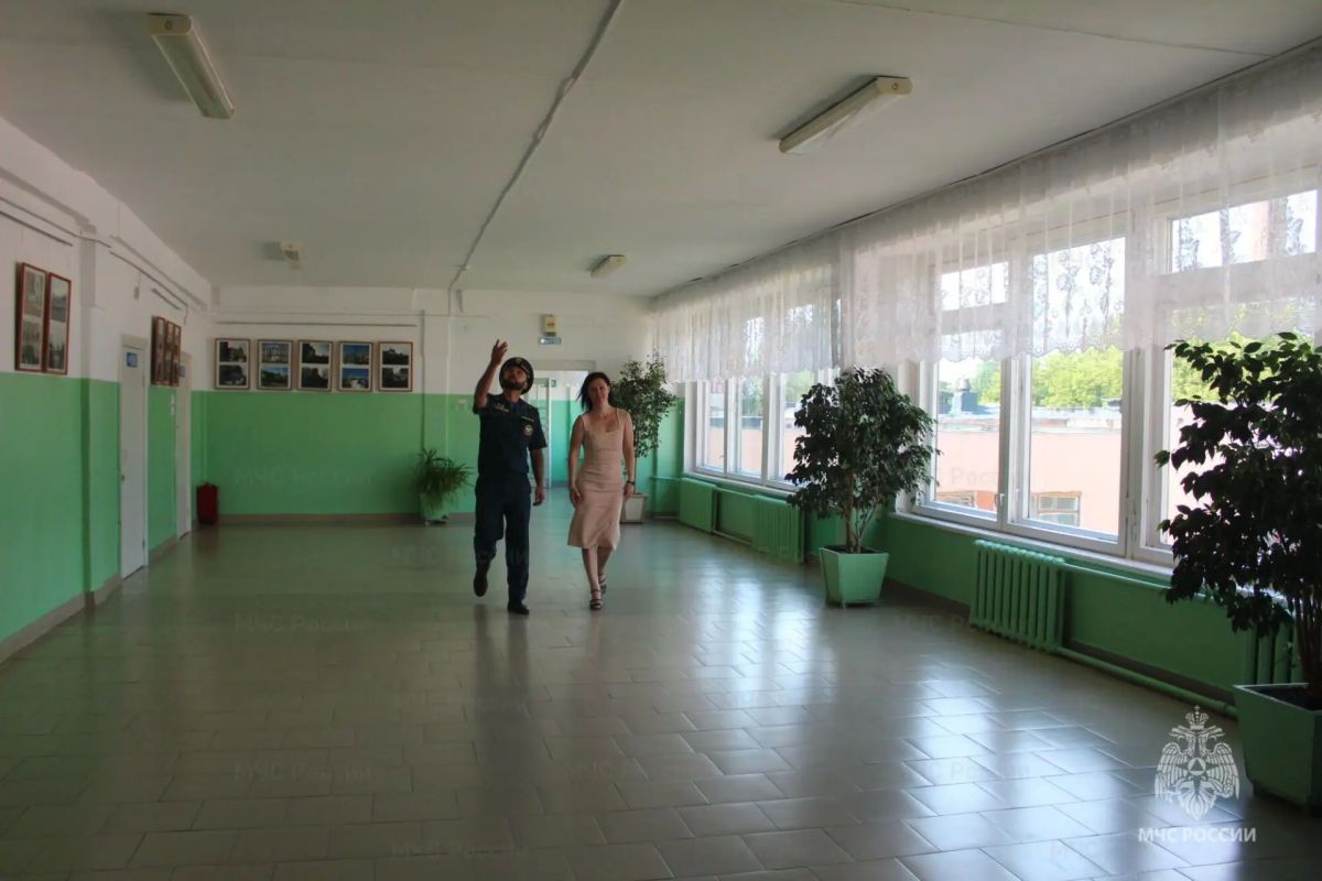 Перед началом нового учебного года инспекторы Государственного пожарного надзора посещают школы региона Перед началом нового учебного года инспекторы Государственного пожарного надзора посещают школы региона