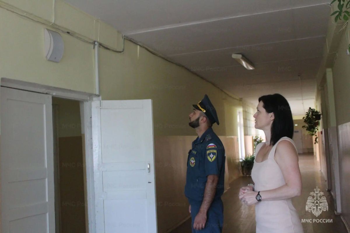 Перед началом нового учебного года инспекторы Государственного пожарного надзора посещают школы региона Перед началом нового учебного года инспекторы Государственного пожарного надзора посещают школы региона