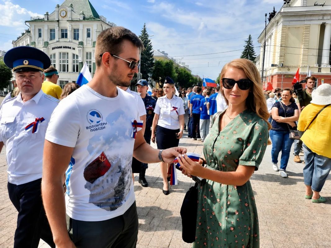 «Наш флаг – наша гордость»: завтра в Орле пройдет акция по раздаче ленточек-триколор
