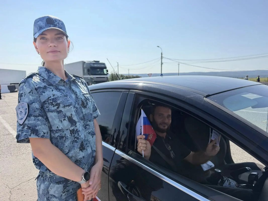 Сотрудники ГУ МВД России по СКФО присоединились к акции «Поднять флаг» Сотрудники ГУ МВД России по СКФО присоединились к акции «Поднять флаг»