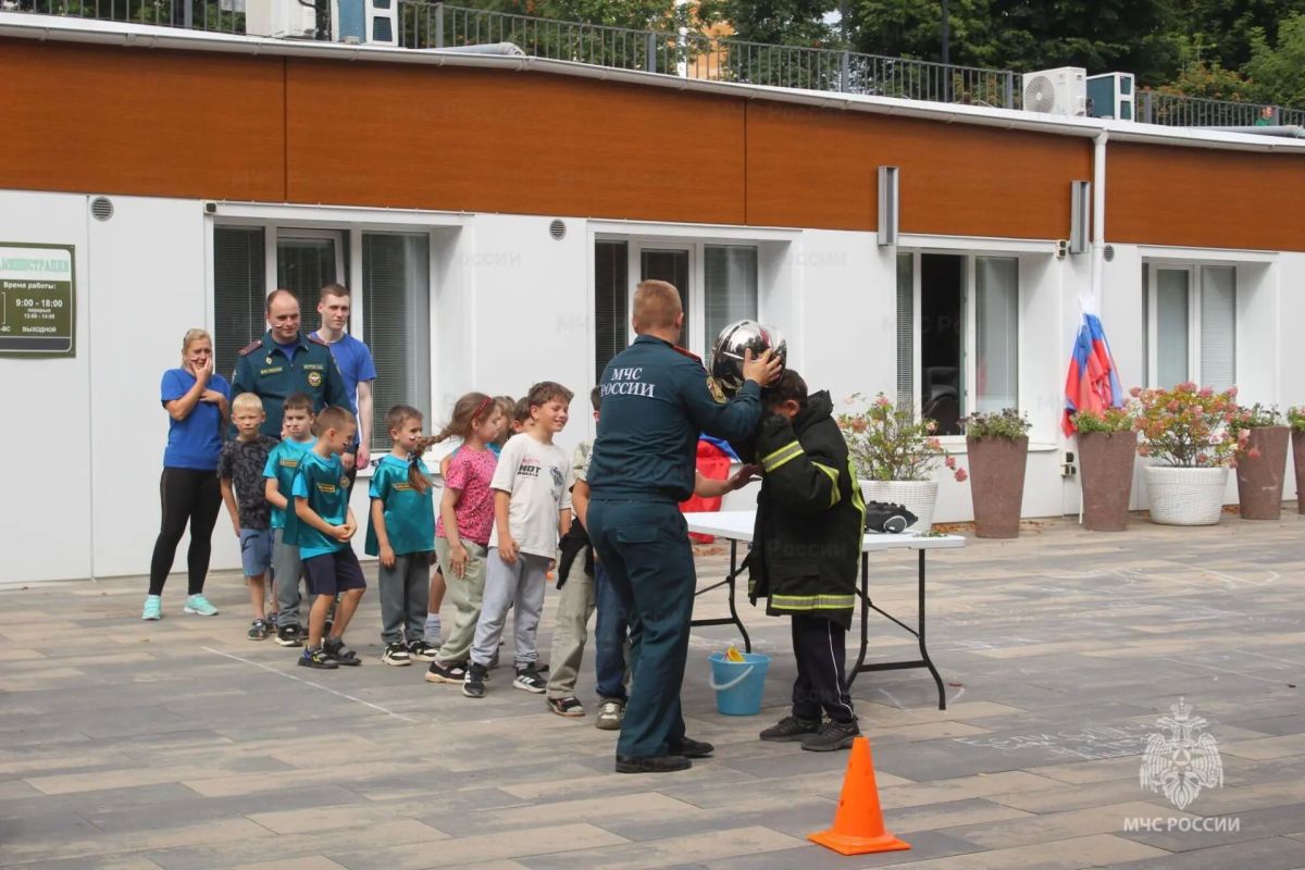 В честь Дня Государственного флага сотрудники МЧС России провели спортивный праздник В честь Дня Государственного флага сотрудники МЧС России провели спортивный праздник
