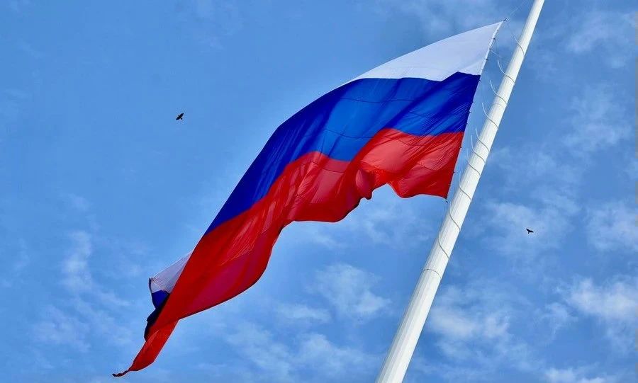 В сквере Орловских литераторов торжественно подняли Государственный флаг РФ