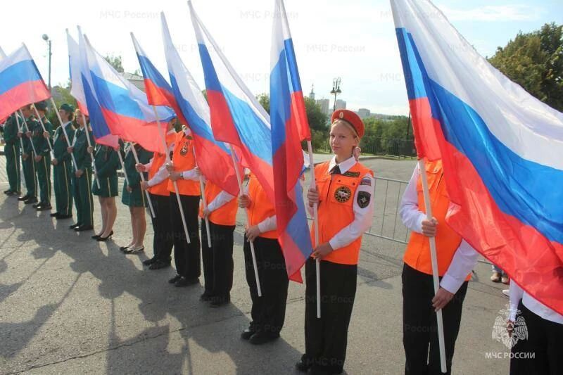Руководство и личный состав ГУ МЧС России по Орловской области приняли участие в торжественном митинге ко Дню флага РФ Руководство и личный состав ГУ МЧС России по Орловской области приняли участие в торжественном митинге ко Дню флага РФ
