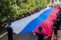 В Орле судебные приставы провели торжественную акцию ко Дню Государственного флага — развернули 20метровое полотно
