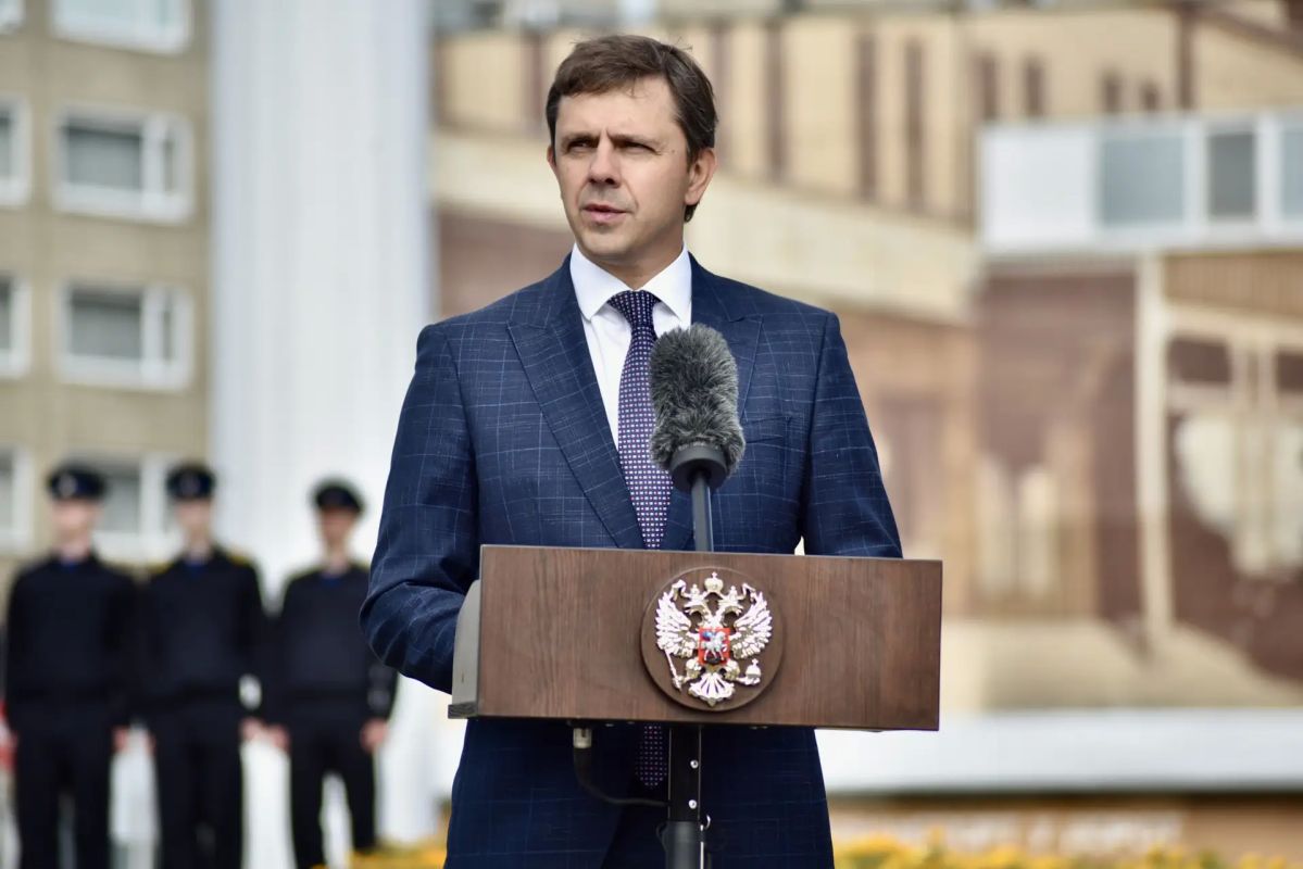 Губернатор Андрей Клычков принял участие в торжестве по случаю Дня Государственного флага России Губернатор Андрей Клычков принял участие в торжестве по случаю Дня Государственного флага России