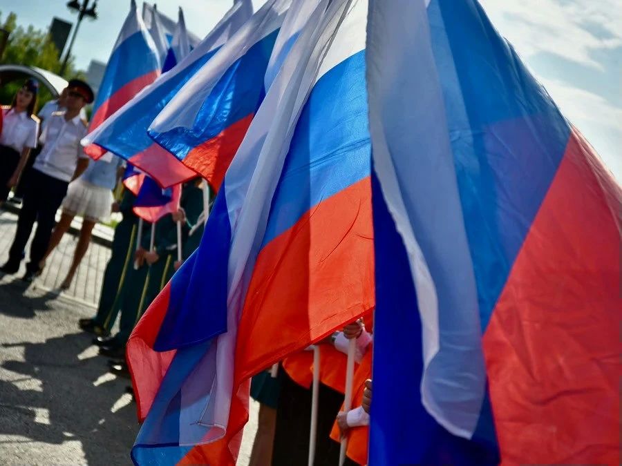 В сквере Орловских литераторов торжественно подняли Государственный флаг РФ В сквере Орловских литераторов торжественно подняли Государственный флаг РФ
