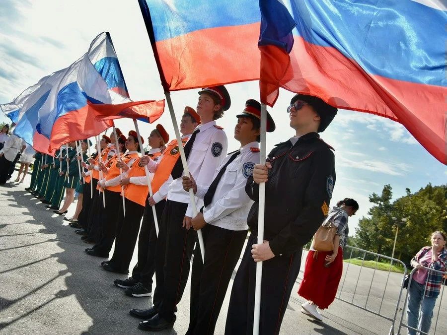 В сквере Орловских литераторов торжественно подняли Государственный флаг РФ В сквере Орловских литераторов торжественно подняли Государственный флаг РФ