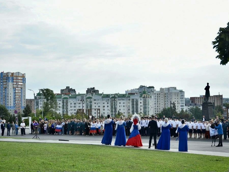 В сквере Орловских литераторов торжественно подняли Государственный флаг РФ В сквере Орловских литераторов торжественно подняли Государственный флаг РФ