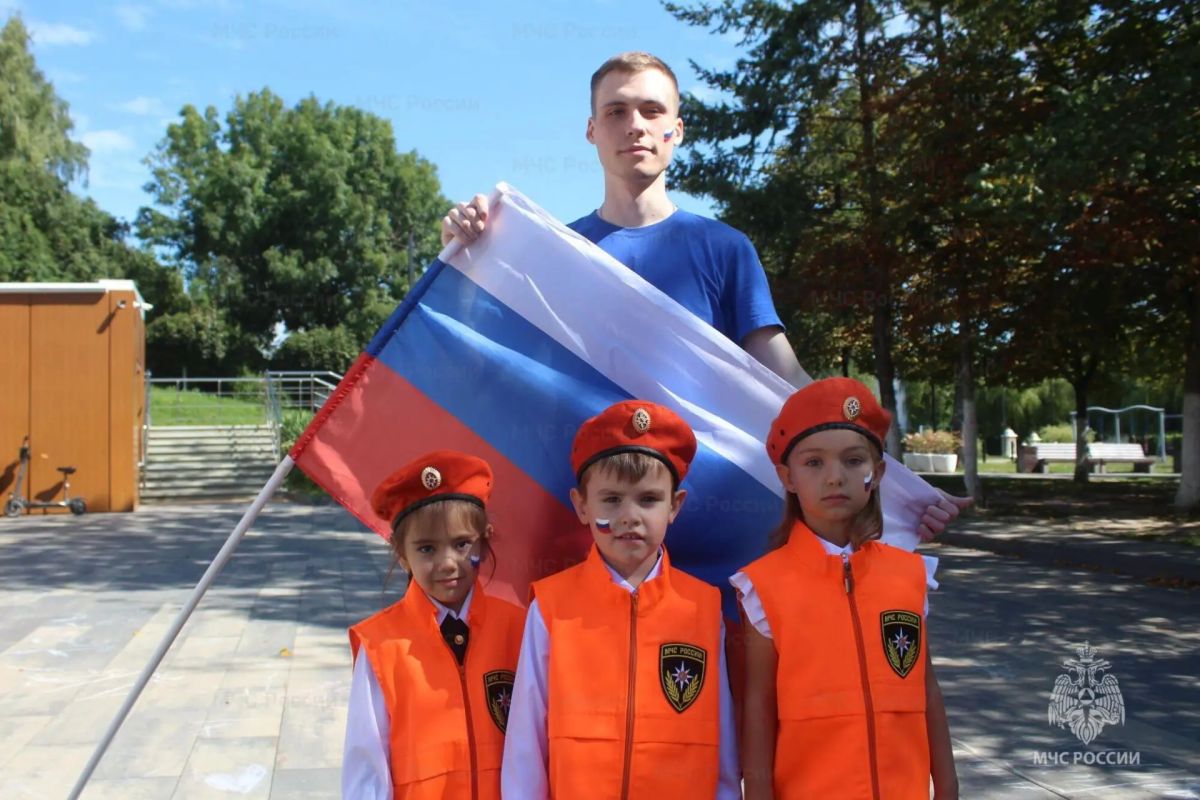 В честь Дня Государственного флага сотрудники МЧС России провели спортивный праздник В честь Дня Государственного флага сотрудники МЧС России провели спортивный праздник