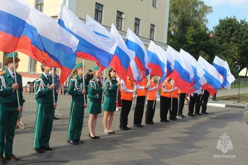 Руководство и личный состав ГУ МЧС России по Орловской области приняли участие в торжественном митинге ко Дню флага РФ Руководство и личный состав ГУ МЧС России по Орловской области приняли участие в торжественном митинге ко Дню флага РФ