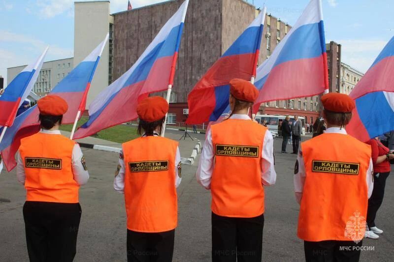 Руководство и личный состав ГУ МЧС России по Орловской области приняли участие в торжественном митинге ко Дню флага РФ Руководство и личный состав ГУ МЧС России по Орловской области приняли участие в торжественном митинге ко Дню флага РФ