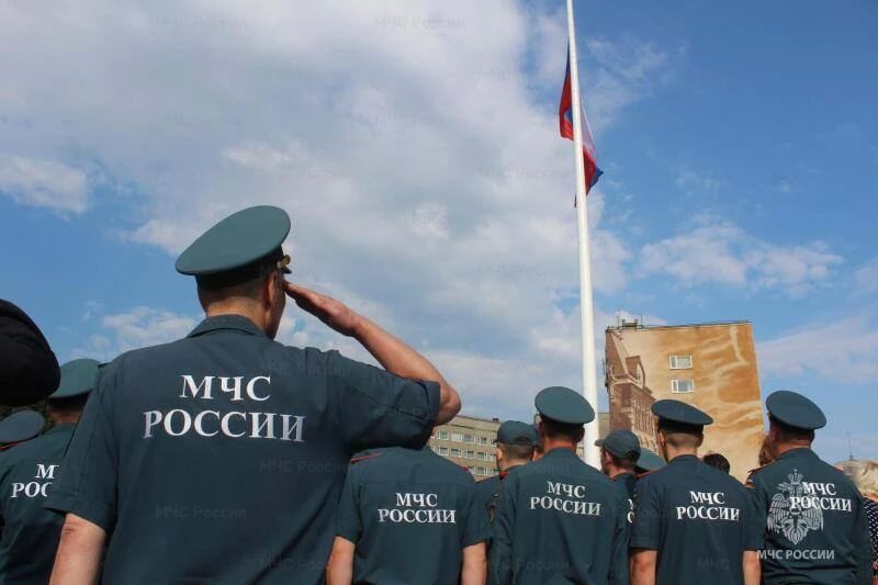 Руководство и личный состав ГУ МЧС России по Орловской области приняли участие в торжественном митинге ко Дню флага РФ Руководство и личный состав ГУ МЧС России по Орловской области приняли участие в торжественном митинге ко Дню флага РФ