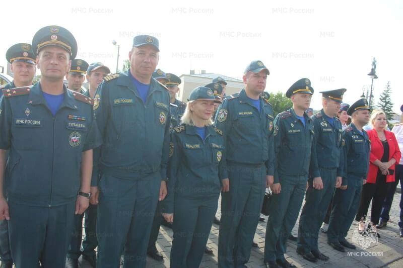 Руководство и личный состав ГУ МЧС России по Орловской области приняли участие в торжественном митинге ко Дню флага РФ Руководство и личный состав ГУ МЧС России по Орловской области приняли участие в торжественном митинге ко Дню флага РФ