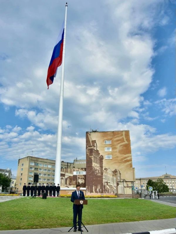 В сквере Орловских литераторов торжественно подняли Государственный флаг РФ В сквере Орловских литераторов торжественно подняли Государственный флаг РФ