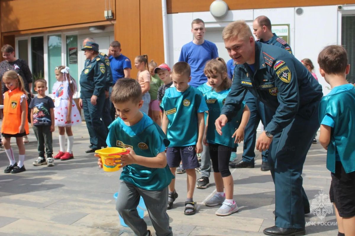 В честь Дня Государственного флага сотрудники МЧС России провели спортивный праздник В честь Дня Государственного флага сотрудники МЧС России провели спортивный праздник