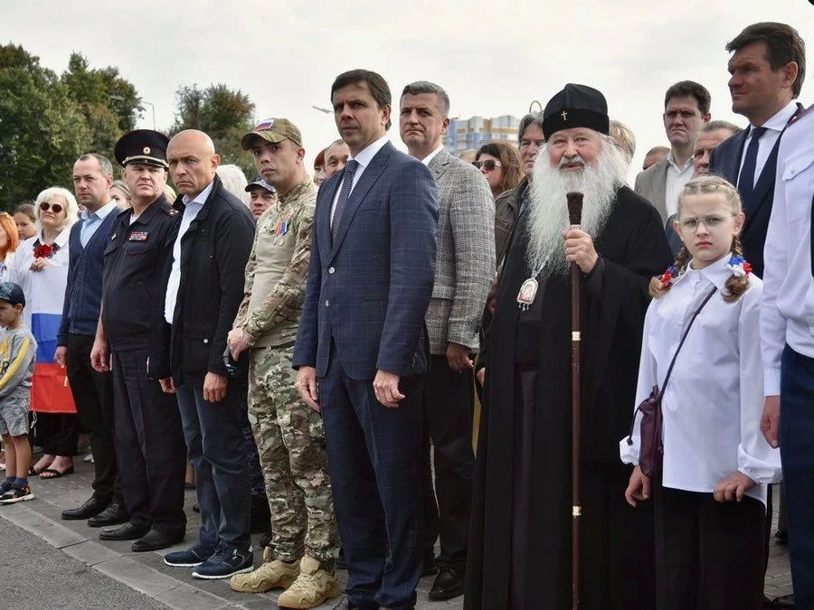 В сквере Орловских литераторов торжественно подняли Государственный флаг РФ В сквере Орловских литераторов торжественно подняли Государственный флаг РФ