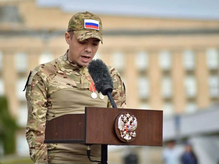В сквере Орловских литераторов торжественно подняли Государственный флаг РФ В сквере Орловских литераторов торжественно подняли Государственный флаг РФ