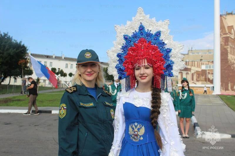 Руководство и личный состав ГУ МЧС России по Орловской области приняли участие в торжественном митинге ко Дню флага РФ Руководство и личный состав ГУ МЧС России по Орловской области приняли участие в торжественном митинге ко Дню флага РФ