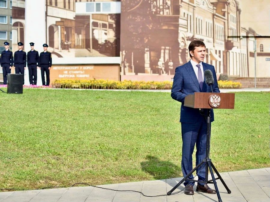 В сквере Орловских литераторов торжественно подняли Государственный флаг РФ В сквере Орловских литераторов торжественно подняли Государственный флаг РФ