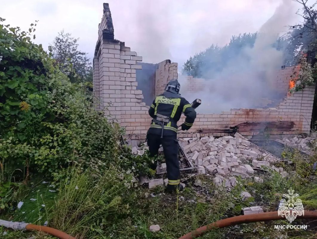 В одном из садоводческих товариществ в Орле сгорело 3 дачных дома В одном из садоводческих товариществ в Орле сгорело 3 дачных дома