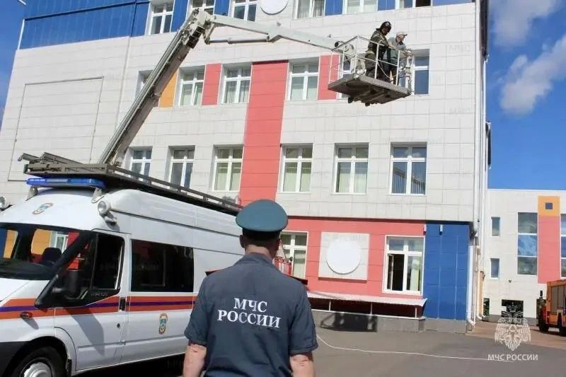 В Орле в школе № 27 отработали действия при пожаре В Орле в школе № 27 отработали действия при пожаре