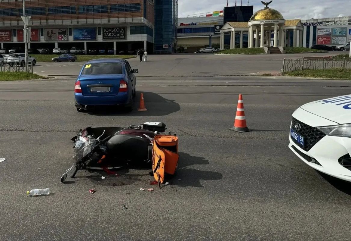 В Орле под колеса "Лады" попала женщина на скутере