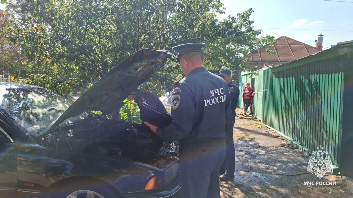 В Орле на 1-й Пушкарной потушили автомобиль В Орле на 1-й Пушкарной потушили автомобиль